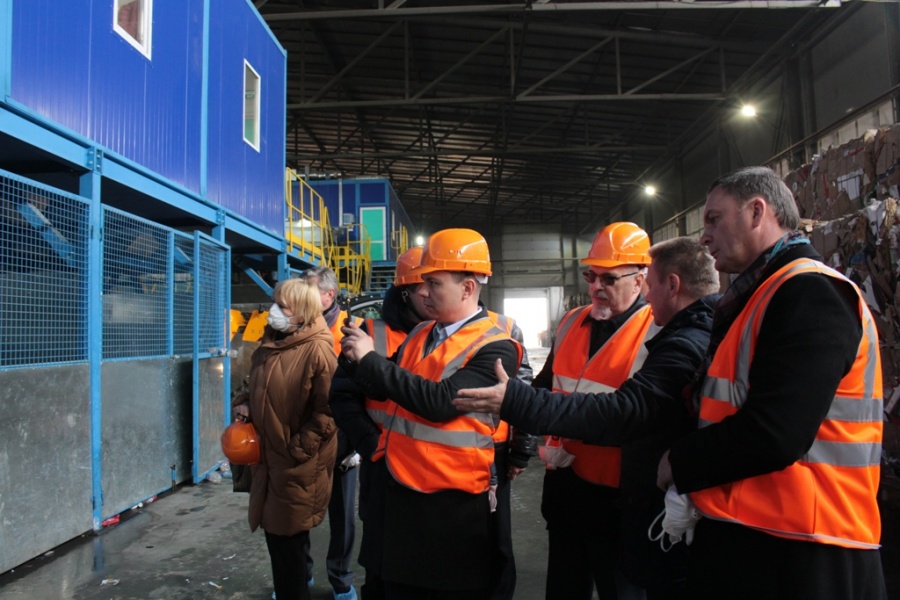 Ставропольским депутатам показали работу мусороперерабатывающего комплекса у хутора Нижнерусский