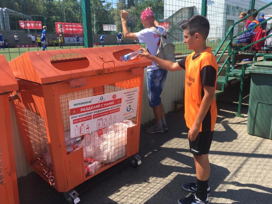 Регоператор предоставил контейнеры для сбора пластиковых бутылок для краевого турнира «Кожаный мяч — Кубок Coca-Cola»